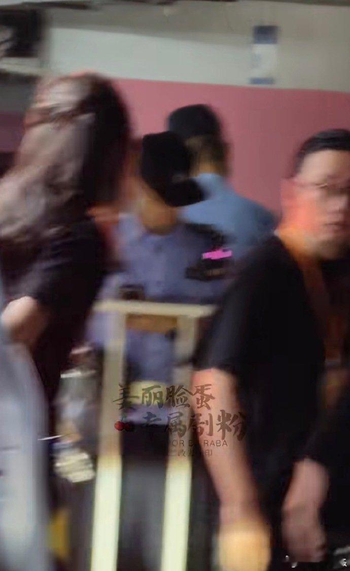 迪丽热巴在拍vlog了迪丽热巴钰珑杭州路演上班 迪丽热巴钰珑杭州路演上班，期待姐