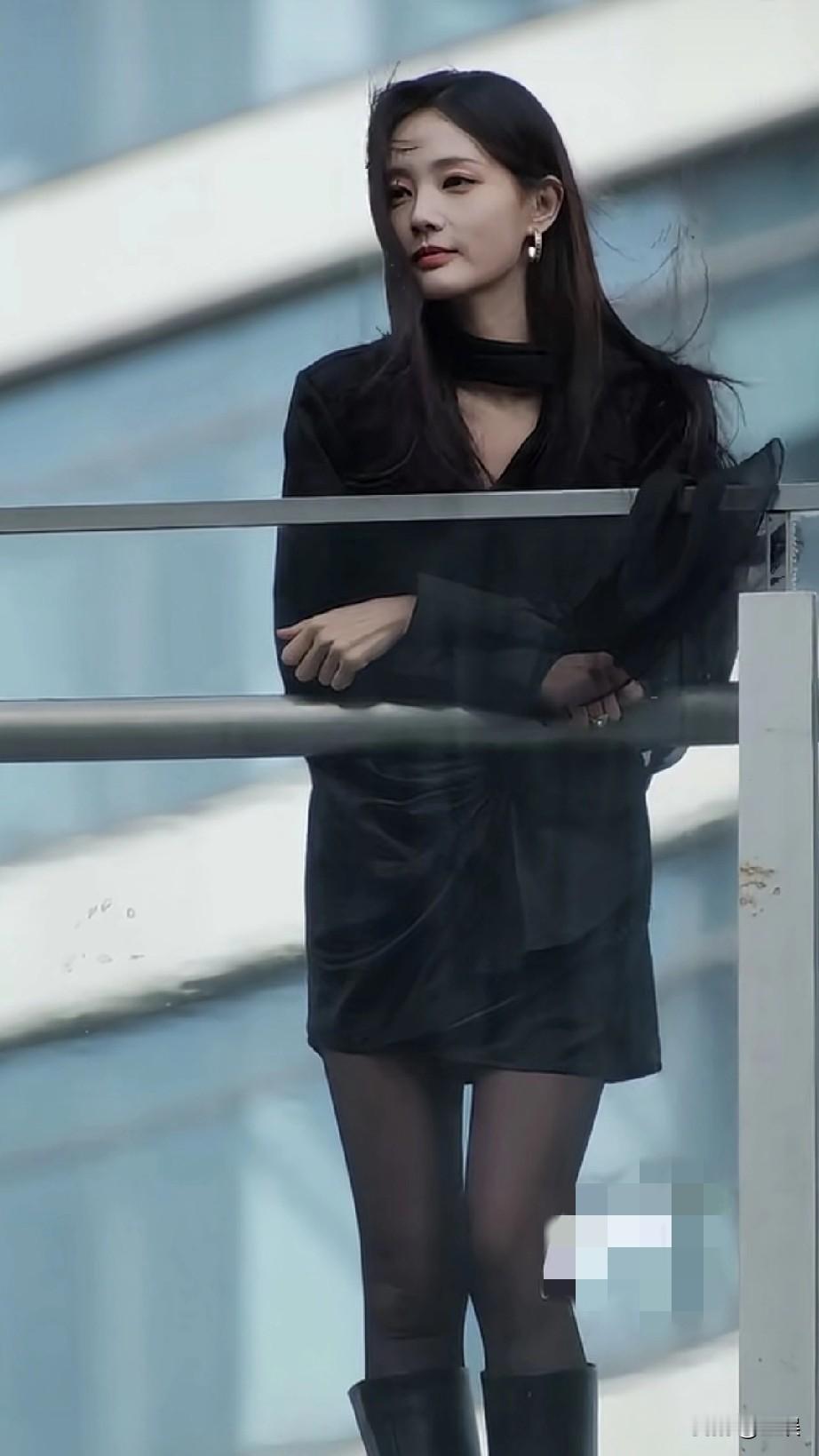 李一桐黑衬衫配轻透质感，在风里自成焦点， 简约松弛的穿搭