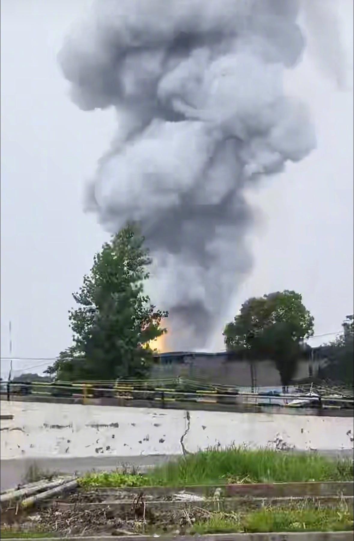 甪直爆炸苏州厂房爆炸2人灼伤不幸中的万幸，还好没有人员亖亡，希望两位灼伤人员能尽
