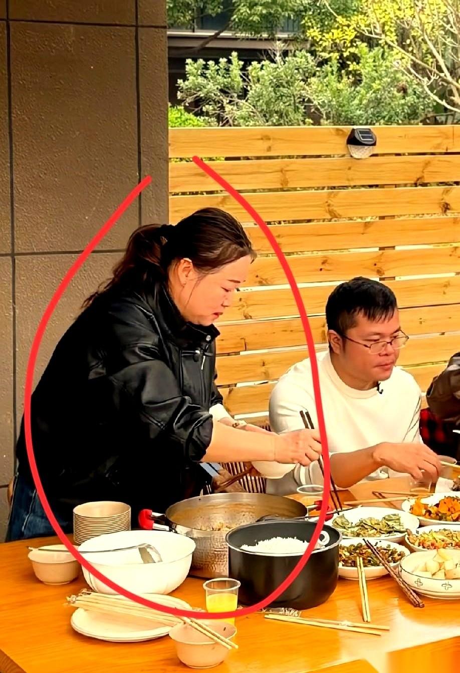 一桌子的人，热热闹闹地喊我“周阿姨，快来坐下一起吃”。
我笑着答应，挪过去，但心