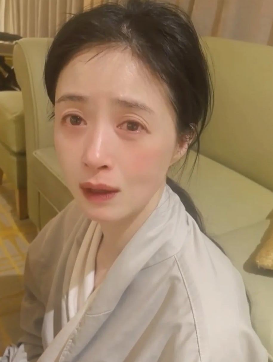 早上坐办公室里吃早饭，鸡蛋已经吃完了，在啃黄瓜我同事进来说:“芹菜，我发现你瘦了