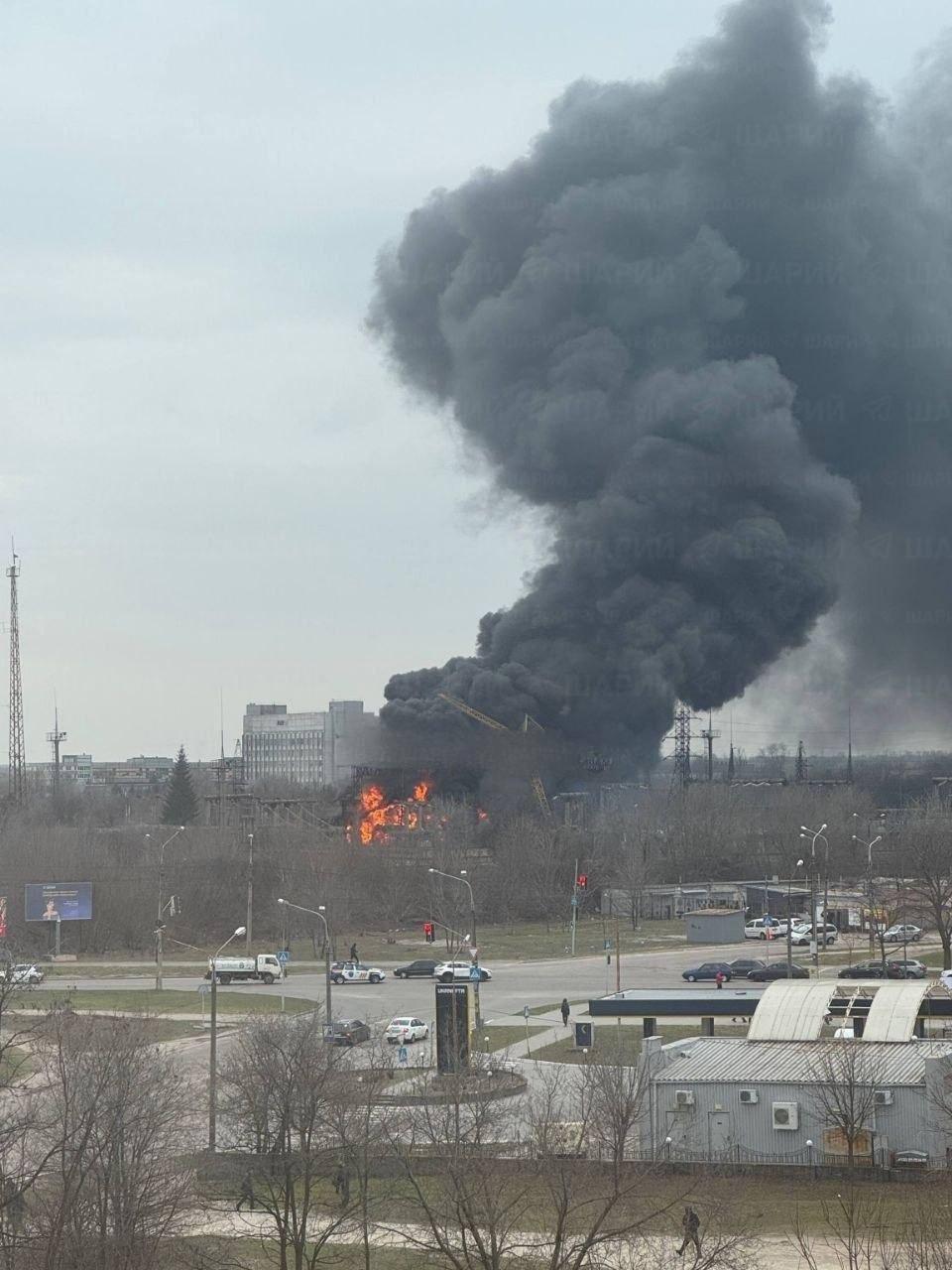 乌克兰扎波罗热市遭空袭后，一处能源设施燃起大火，现场火光冲天，滚滚黑烟直冲天际。