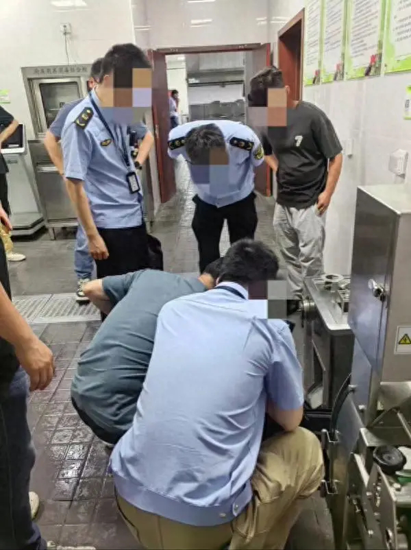 #浙江一学校食堂绞肉机现大量活蛆#【宁波余姚一学校食堂绞肉机内现大量活蛆，教育局