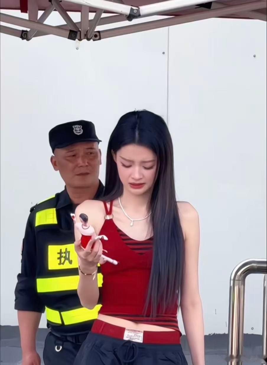 孙怡收到粉丝送到老鼠干孙怡生动诠释什么叫礼物喜好分明，老鼠干满脸嫌弃疯狂摆手拒绝