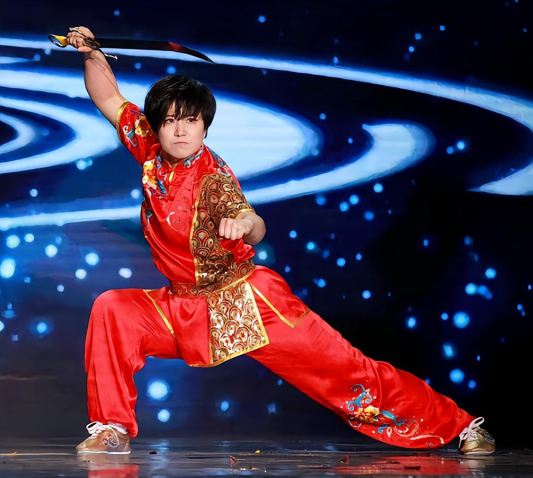 阎小乐，满族，国家武英级武术运动员，同济大学体育教学部教师。4岁半习武，早年被李