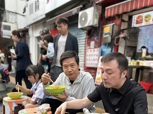 雷军在武汉街头吃热干面。雷军，湖北仙桃人，大学就读于武大。创金山公司。创小米手机