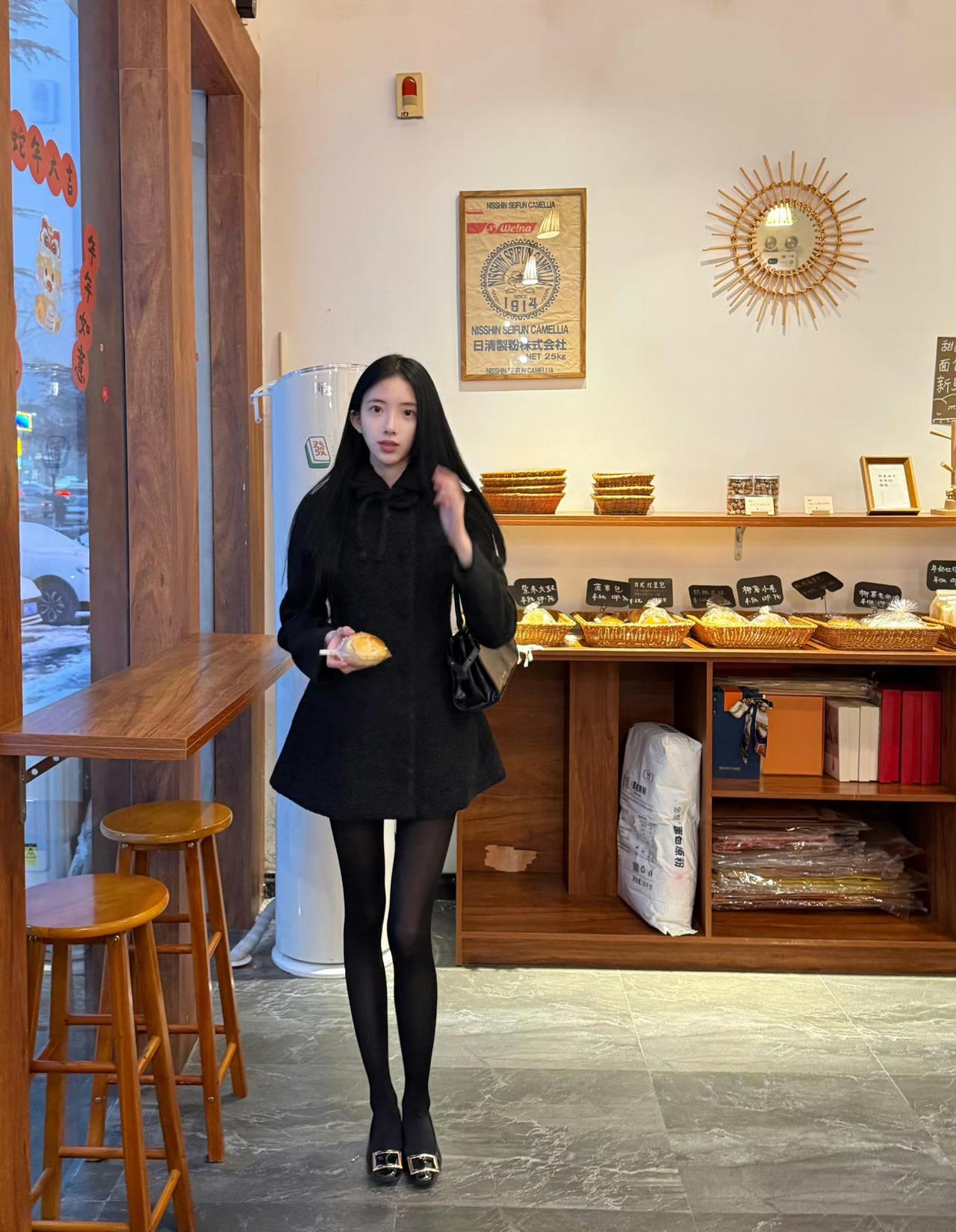 这套穿搭是甜酷复古的黑色小香风，把可爱蝴蝶结元素和轻熟质感融合得很适配。黑色小香