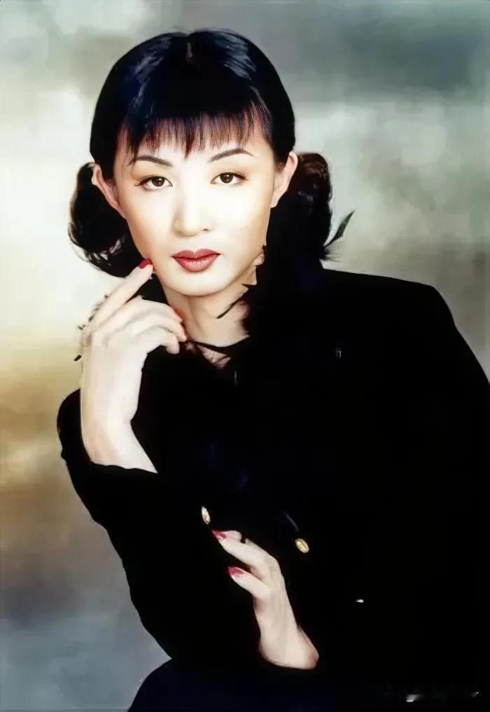 这张照片拍摄于1996年，照片里这位眉清目秀、面容娇好的姑娘时年29岁。但你可曾