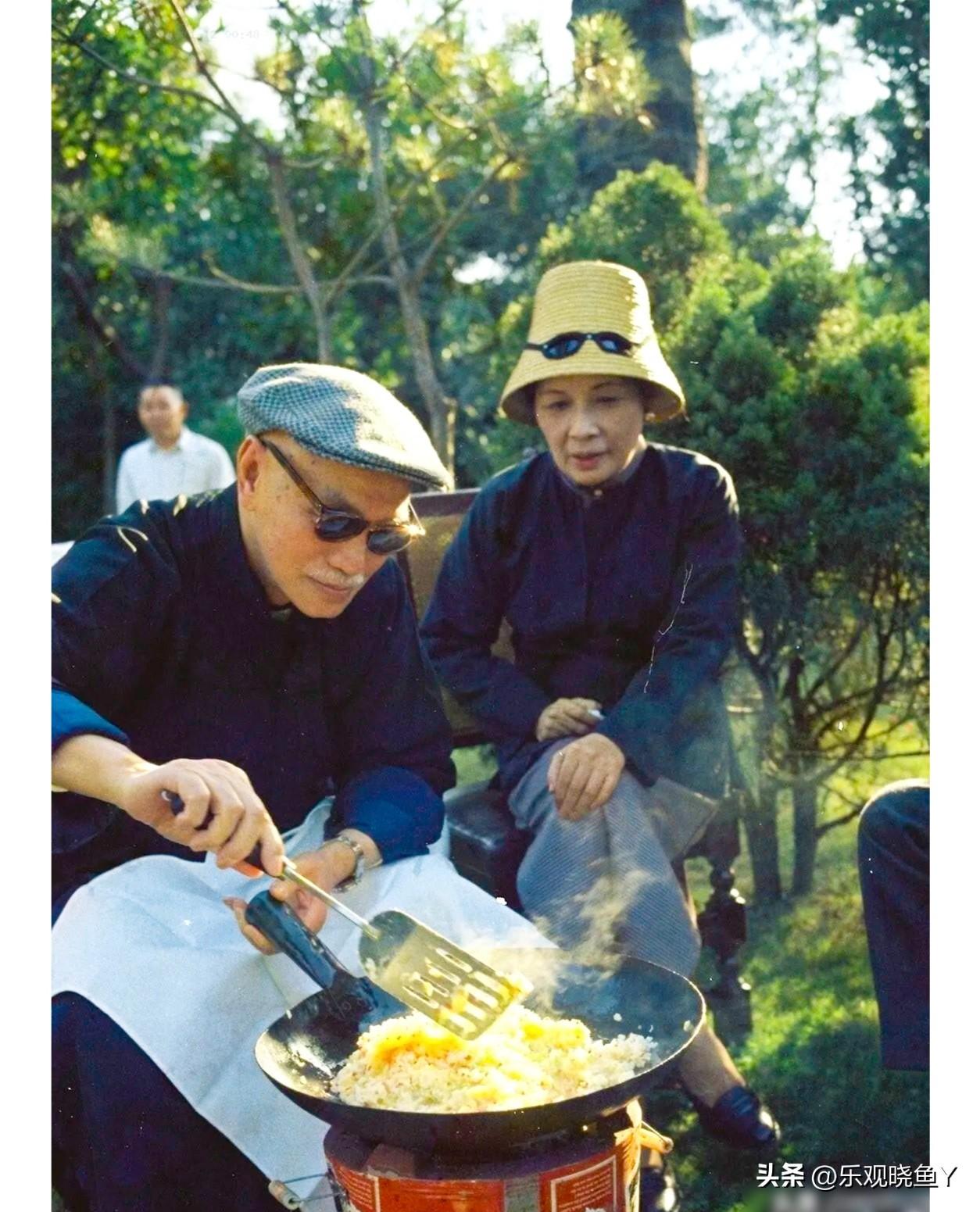 这是蒋中正晚年和夫人宋美龄在户外做炒饭时的一张老照片，拍摄于上世纪六十年代末的台
