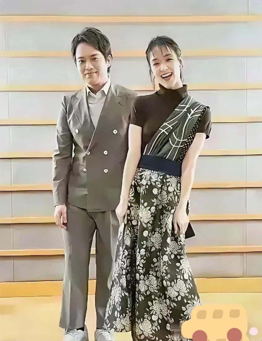 三浦贵大至今也未成婚，身边的女孩子不知和他啥关系，女孩子明显比他高。山口百惠的俩
