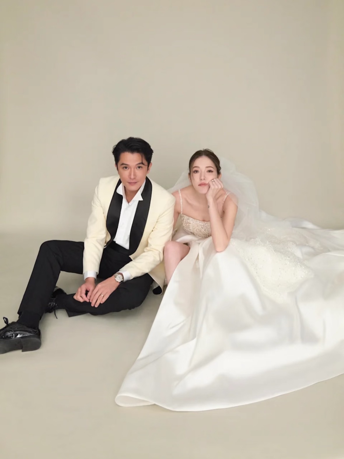 邱泽和许玮甯要在11月28日举行婚礼了！婚纱照里好般配的俊男靓女