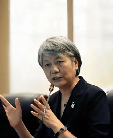 “不能判刑，那就高额罚款！”中国人民公安大学李玫瑾教授曾建议，凡是扶了老人被要求
