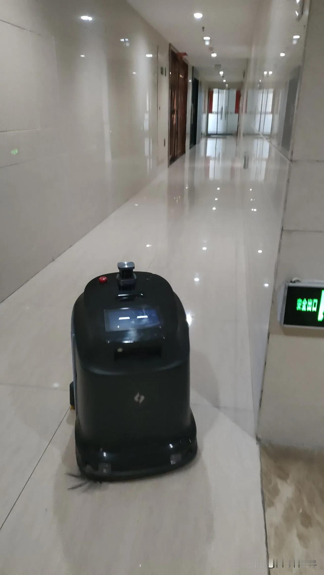 现在写字楼都用机器人扫地了，小小机器自己坐电梯，从一楼扫到顶楼，几个小时就完成，