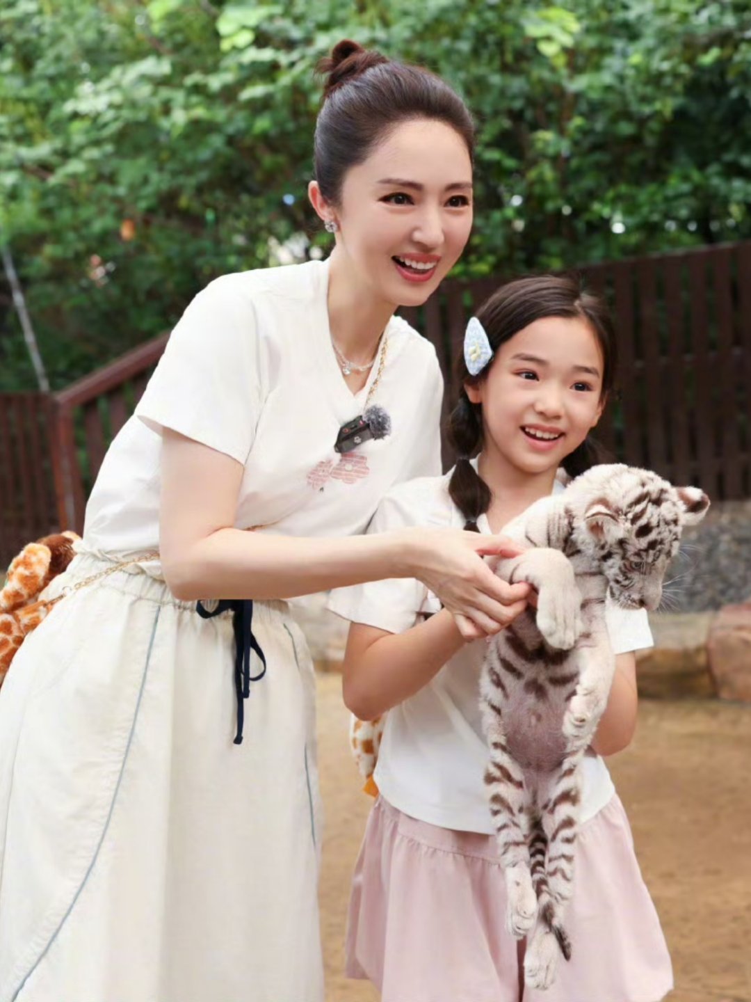 张维伊叫小酒窝窝子 “雪花女神龙”董璇的宝贝女儿小酒窝被继父张维伊叫窝子，这个称