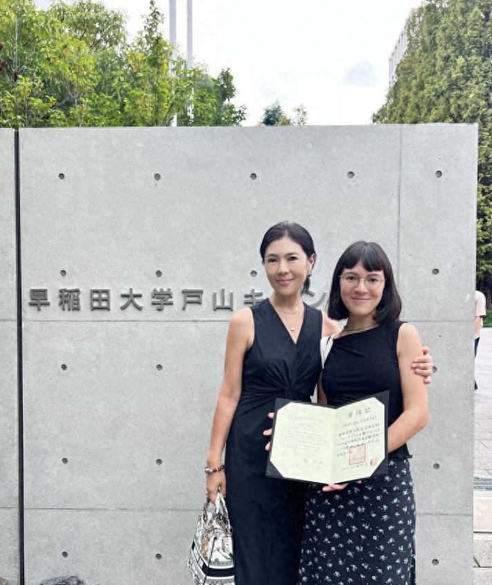 这事儿得说说！时尚圈的大佬苏芒的女儿，苏心遥，硕士毕业了，还考上的是日本的早稻田