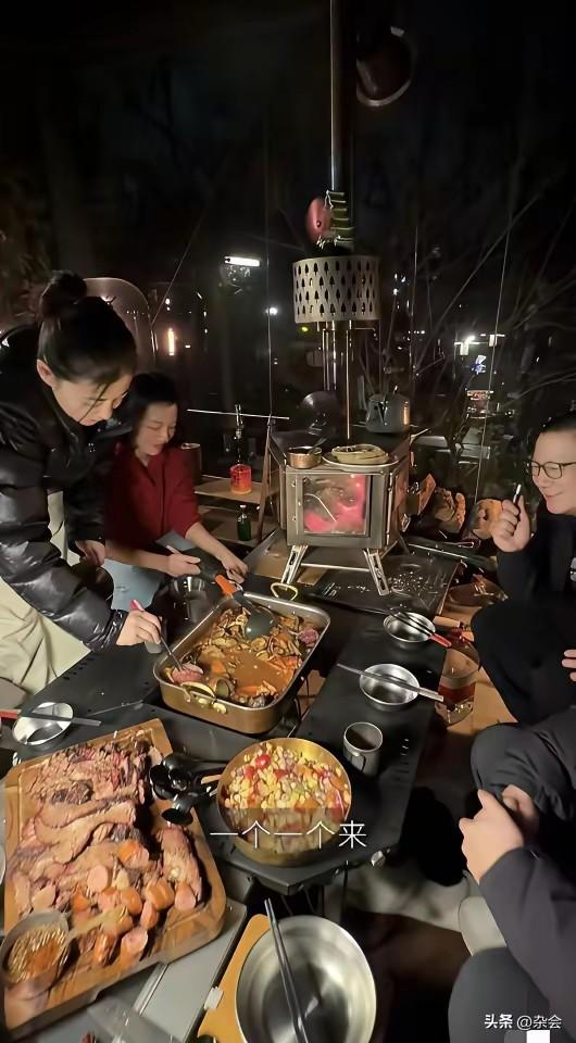 一句“我养你”，在电影里是爱情，在梅婷和刘琳这里，是过命的交情。
从挡在镜头前的