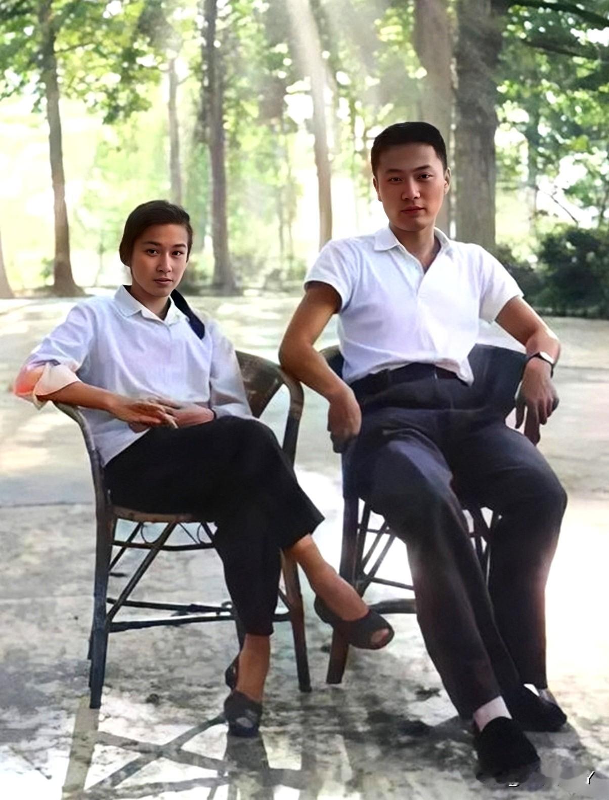 这便是陈毅元帅的儿子陈小鲁与粟裕大将的女儿粟惠宁年轻时候的真实样貌，这可不是演戏