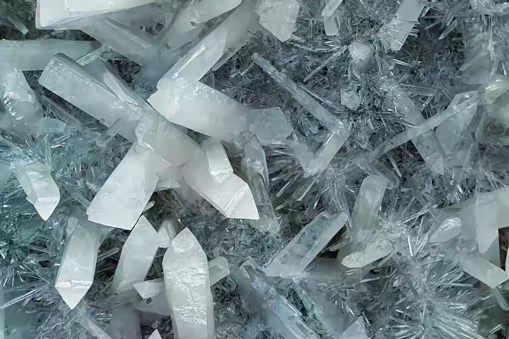 雪域矿藏破壁垒，高纯石英改写供应链格局
 
一枚小小的芯片、一块光伏面板，背后都