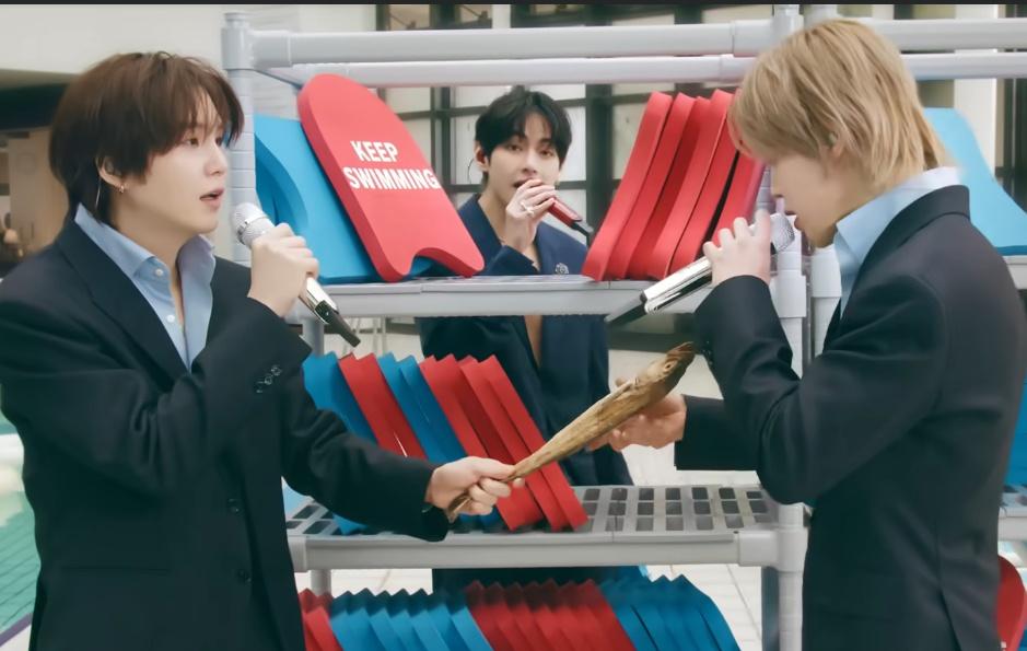 朴智旻为什么会扔咸鱼，请看VCR
他哥用这玩意打过他