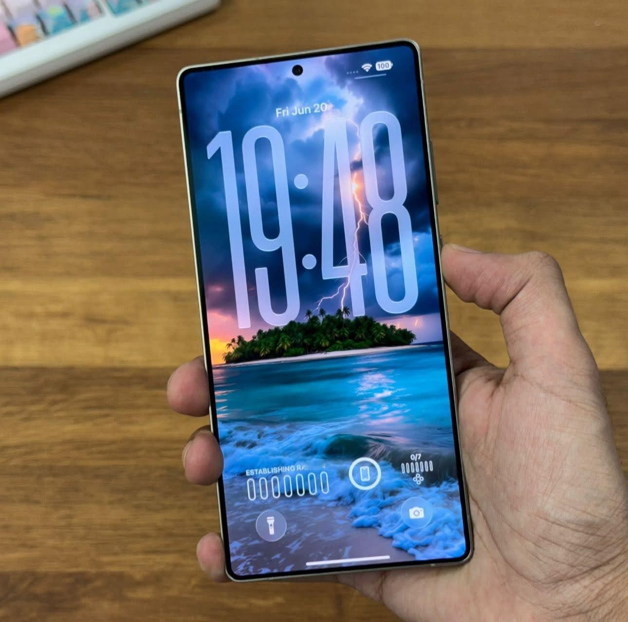 iOS 26装在三星上，是不是看着非常棒[揣手]别的不说，直角窄边真是大气～ ​
