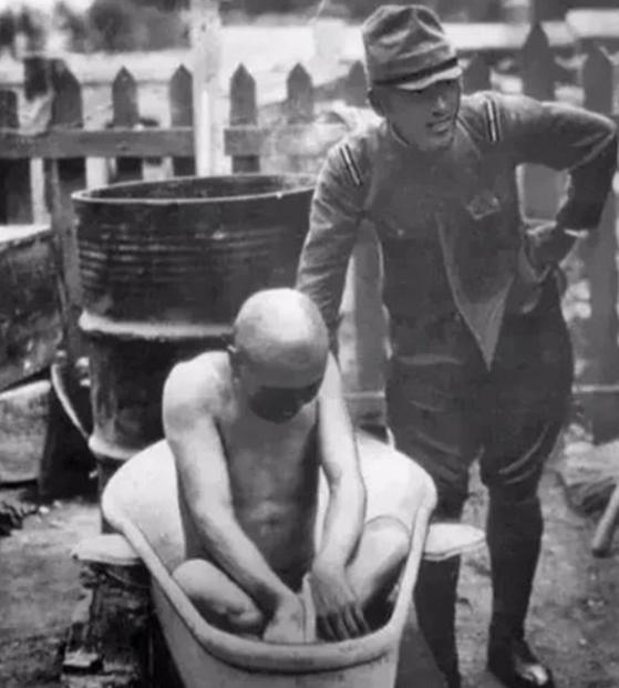 1940年，一个日本军官带人冲进了一个农户家，在屠杀了农户一家三口后，日军开始洗