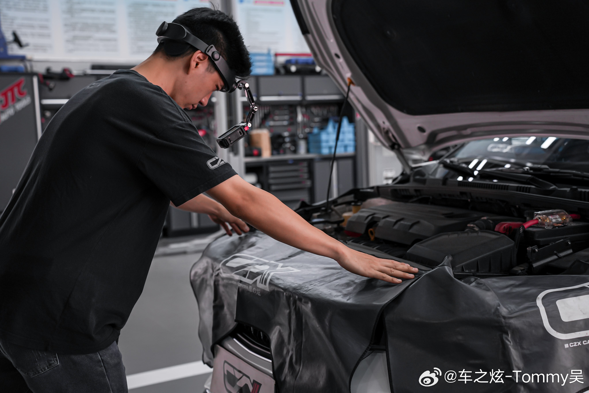 吉利帝豪｜常规保养·机油三滤更换车辆到店,先做常规防护,举升车辆旋开放油嘴放出旧