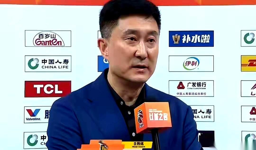 广东队的集训馆里正练得热火朝天，可场边那个最爱咆哮的男人，居然没影了！
合同到期