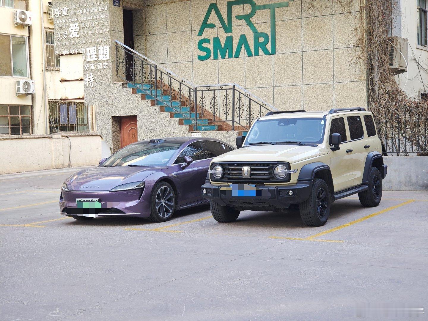 这两个车，第一眼过去就一个感觉。颜色都选对了，智界S7 是就得紫色，坦克300就