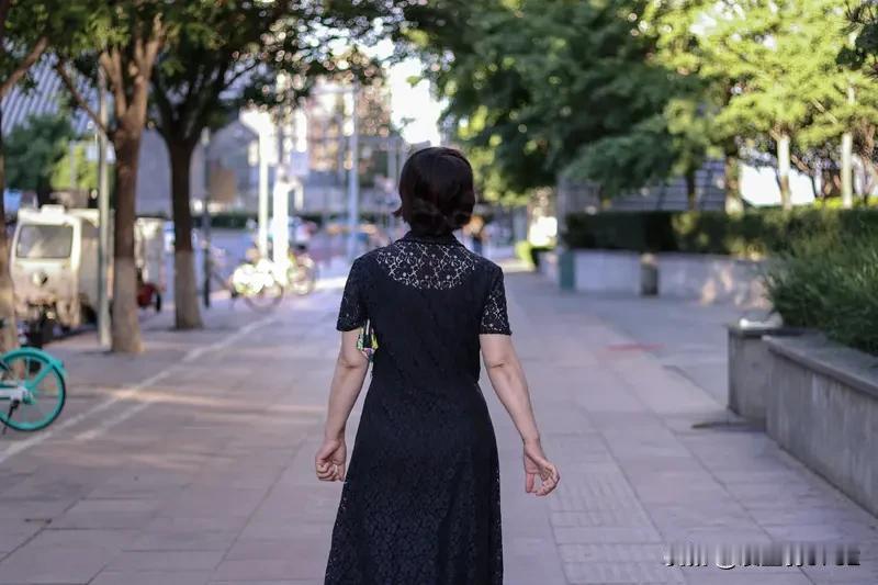 要，而且越到中年，越值得认真打扮——不是为了取悦谁，而是把“我能掌控生活”的信号