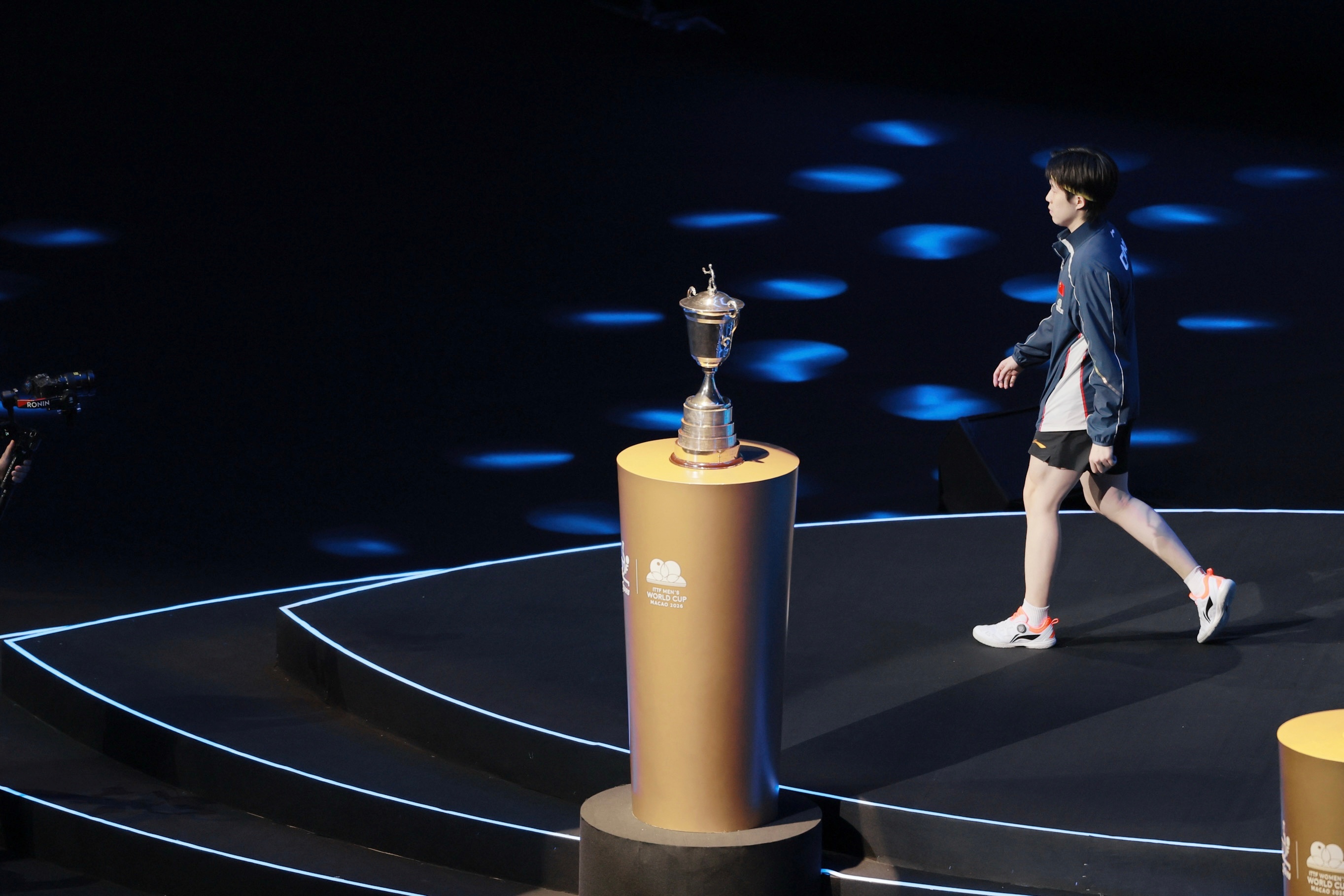 王楚钦 🦁🏆无数次走向它，然后捧起了它。 