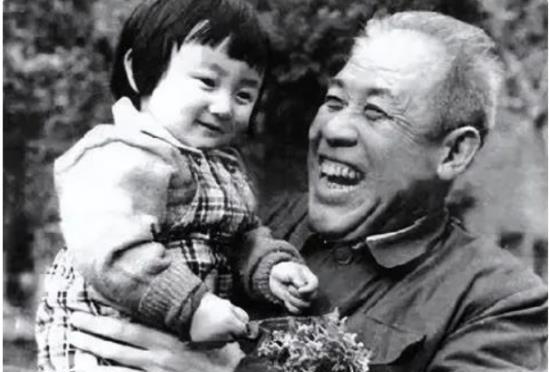 80年代，西安市长张铁民坐公交车，没想到却遭售票员冷遇，张铁民：“被开除了”。