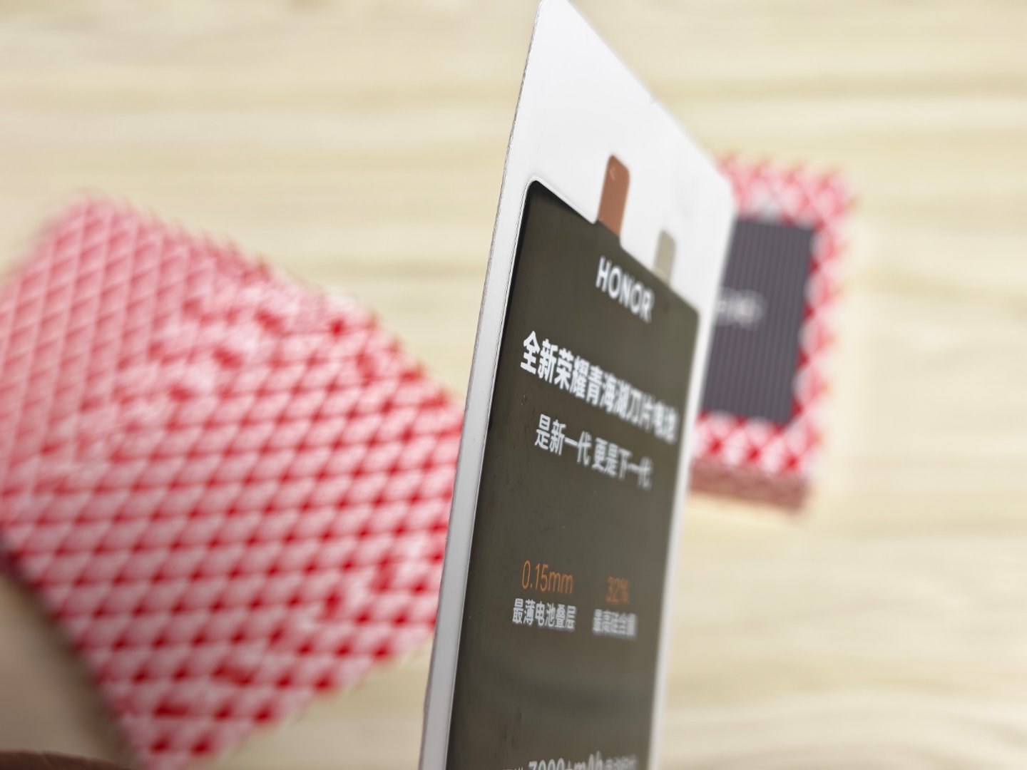 荣耀Magic V6的邀请函好有意思，是一副扑克牌，其中有张A正面贴着新一代青海