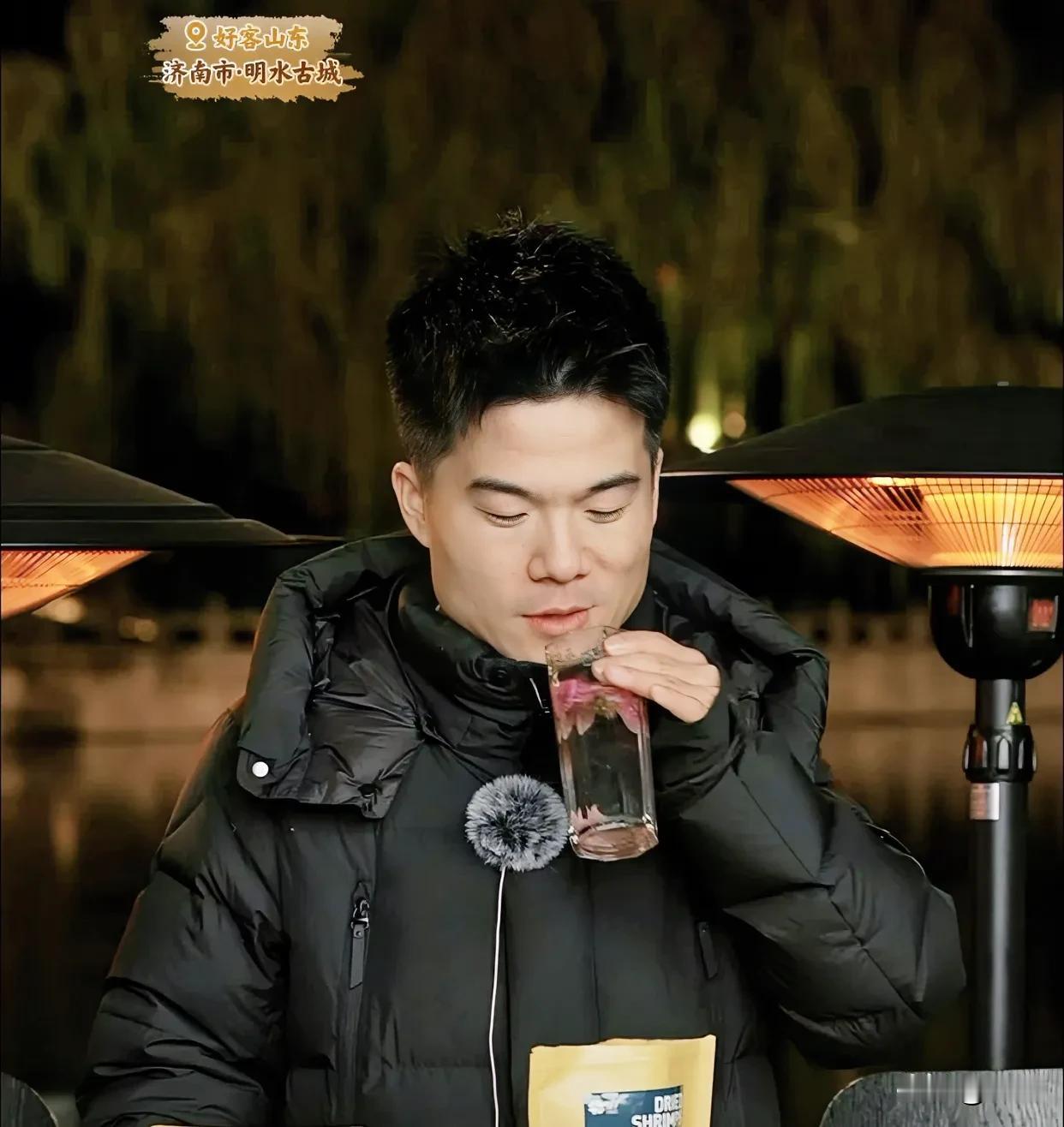 今天从晚上8点开始看董宇辉直播
到11点40分，整整3个小时40分钟
董宇辉全程