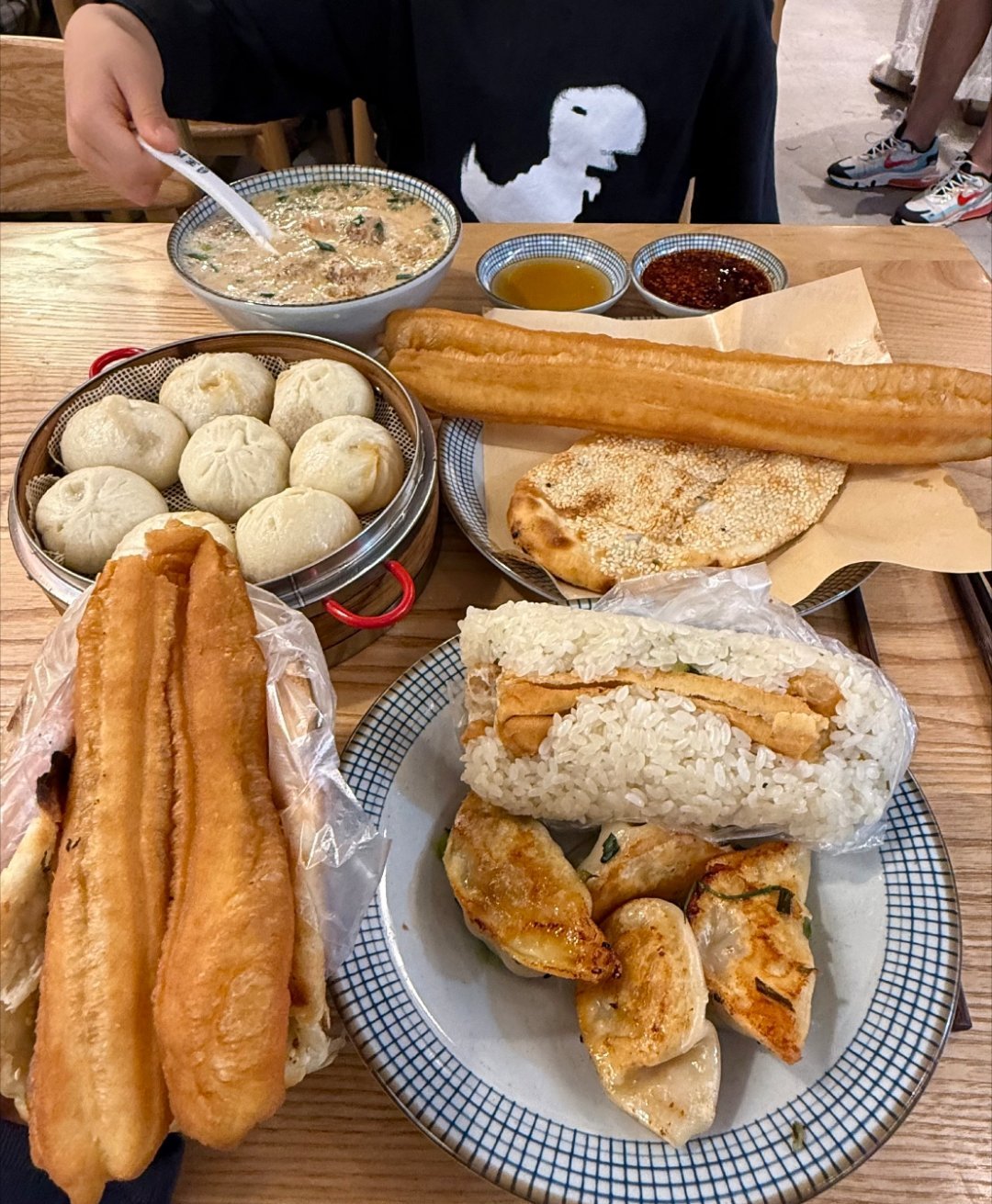 这场球赛直接盘活了清晨的小店，热气腾腾的早点配上赛事，烟火气直接拉满，小店生意红