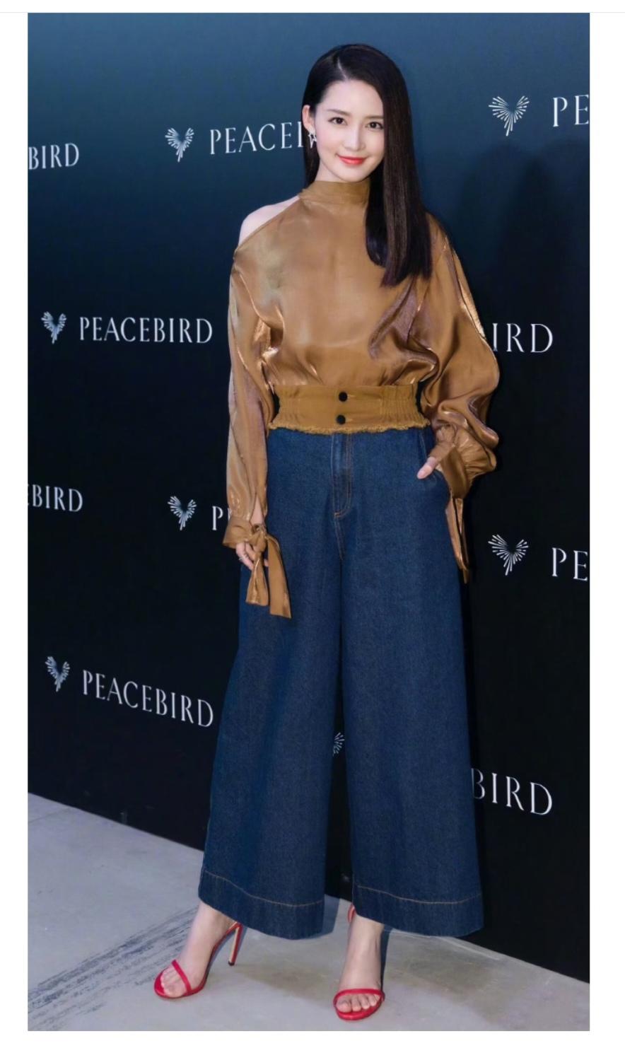 李沁，凉鞋很好看，脚丫也很白，就是搭配这样的阔腿裤有点不适合。