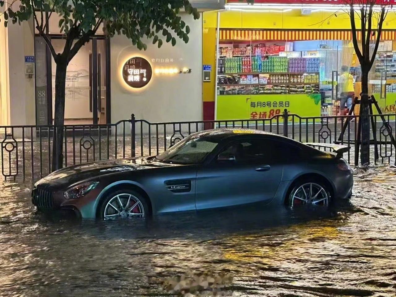 豪车被泡是真的可惜，下暴雨就不要走啦[衰][衰]
还是需要未雨绸缪才行，用防雨袋