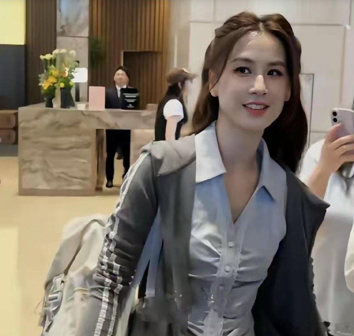 离婚后的黄圣依，整个就是一个女大学生的感觉。重回巅峰了呀 