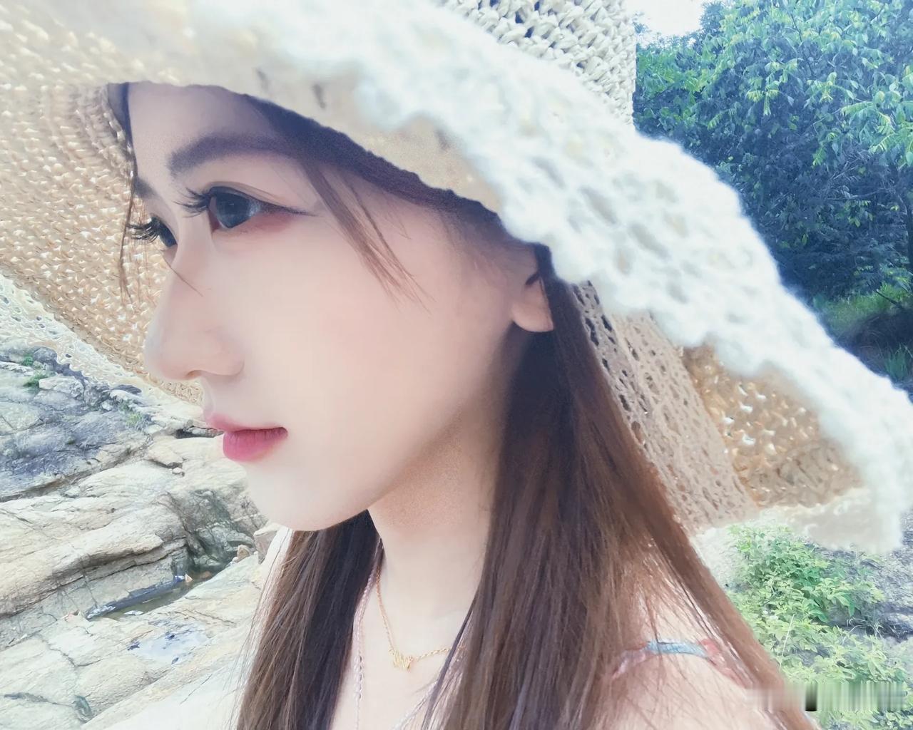 轻纱遮面，花影摇曳。