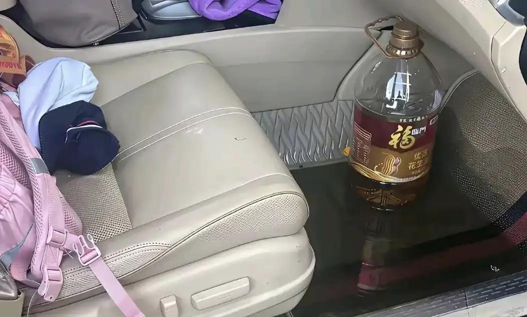 大家说说，一壶油怎么会漏成这样？洗车店能洗干净吗？[泪奔]