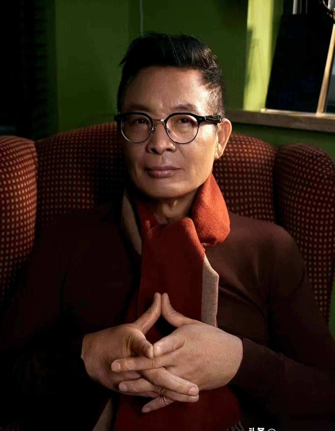 “年入百万又怎样？我不花你的钱！”麦家一句话，像板擦一样，把多少人心里的“神”给