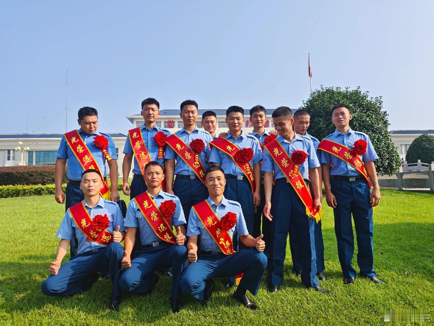 #老兵回忆录#退伍啦。五年匆匆而过，相遇即是缘分，下一站是更艰苦的挑战，大家一起