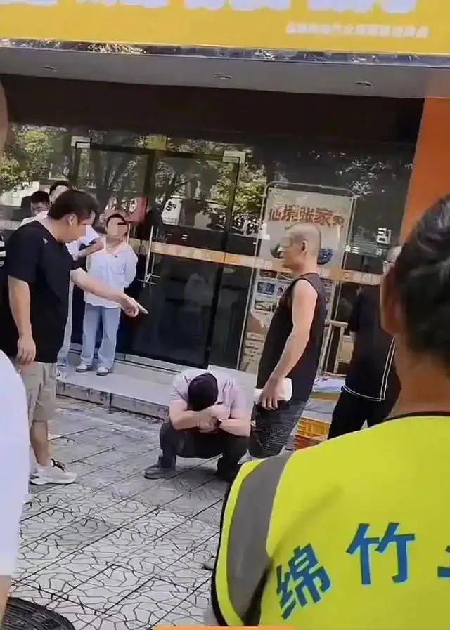 真丢人，年纪轻轻的，竟然去干厕所偷拍这种龌龊事。

四川绵竹一年轻男子女厕偷拍被