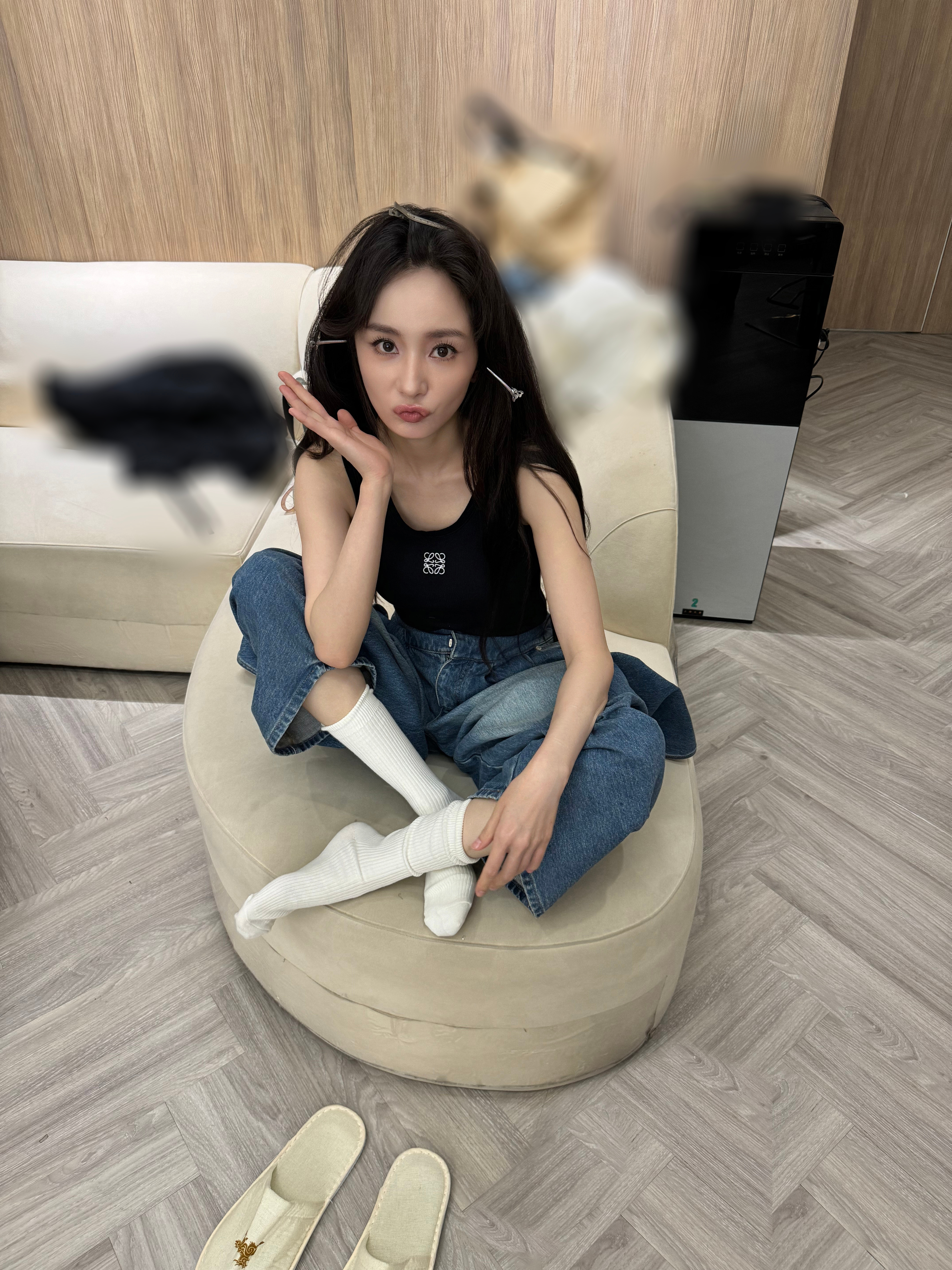 杨幂 嘟嘴亲亲，我轻轻吻上！[亲亲][亲亲] ​​​
