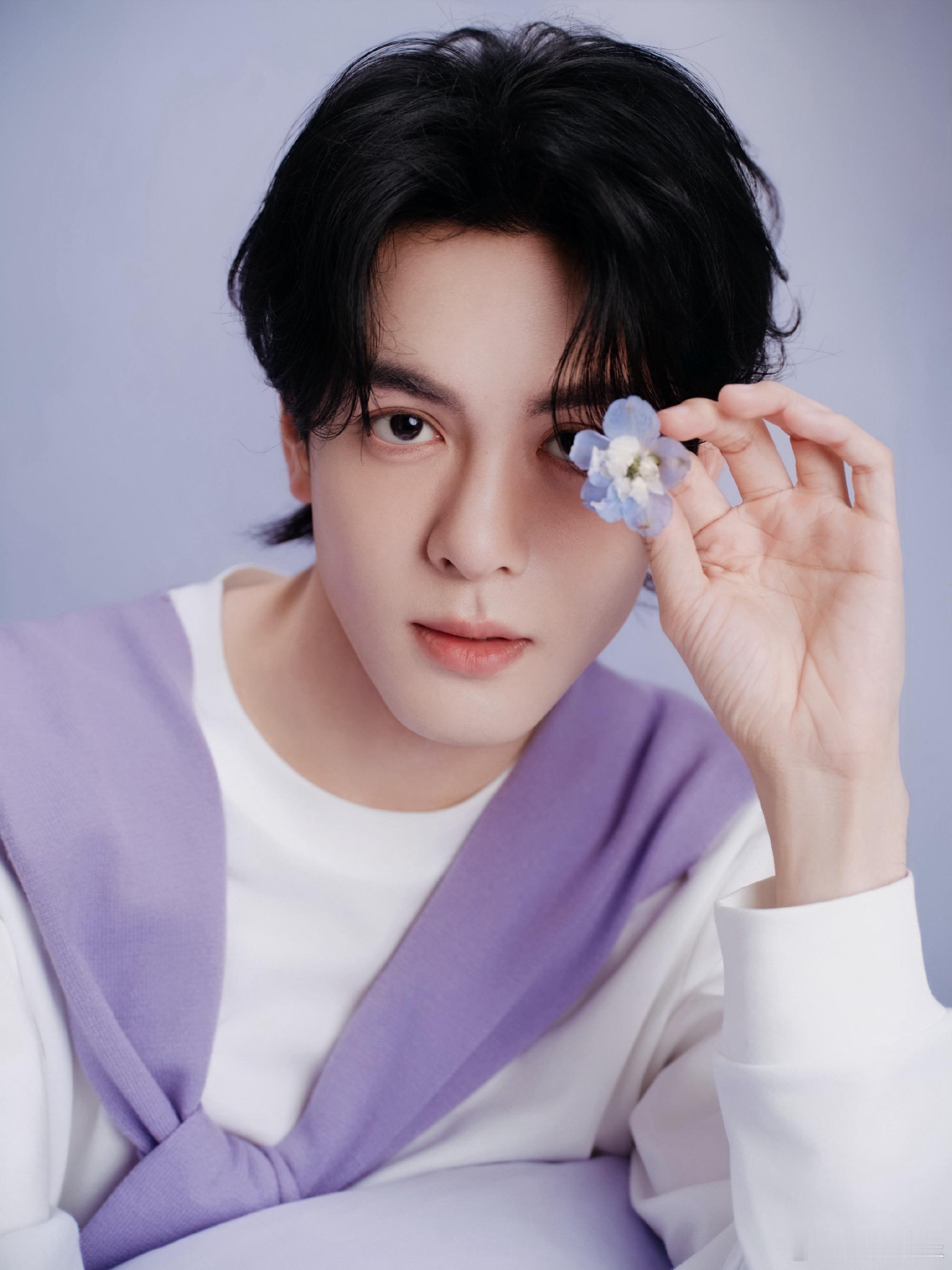 曾舜晞品牌直播造型出发图，紫色披肩好男大啊，清爽大帅哥，在现场的晞丝有福了，一会