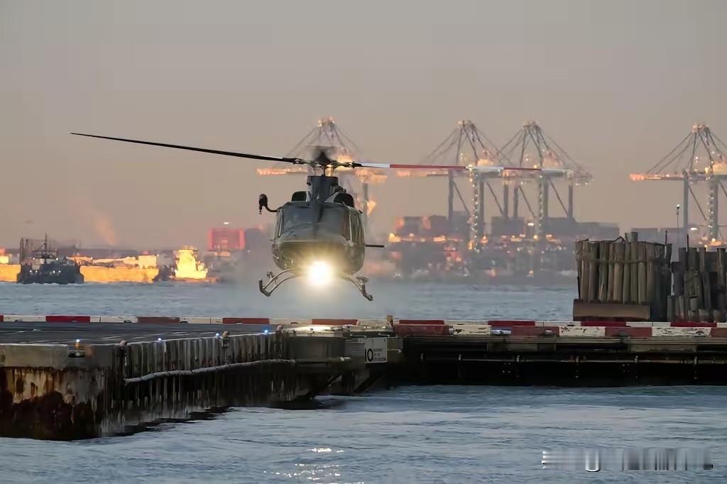 直升机后面的景色很美!
马杜罗和夫人，下了飞机，被人架着，奔赴法庭受审。
两个人