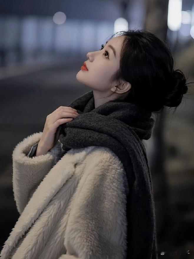 “穷在闹市无人问”，下半句更扎心？老祖宗两句话说透人情冷暖！

最近翻老话本，看