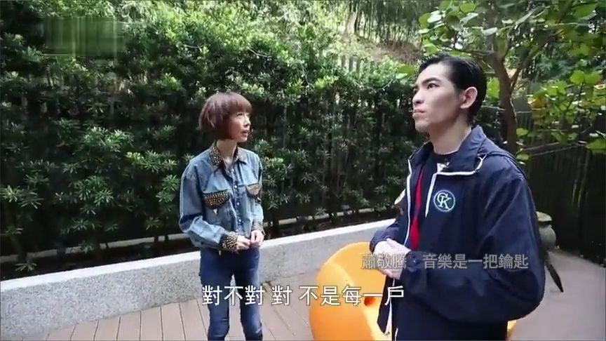 38岁萧敬腾独住8层别墅，鲁豫一进门就被震惊，奢侈到不敢想