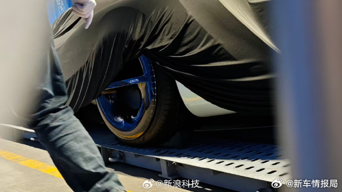 小米新车预告雷军称明天有惊喜刚刚，官微发布了一张汽车灯组细节的预告图，并配文“C