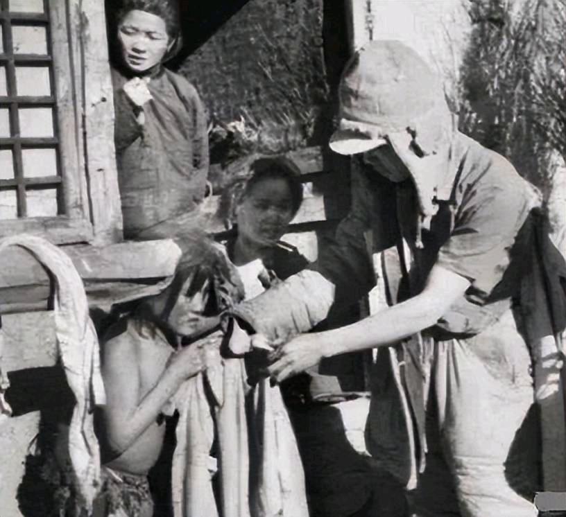 1943年，一17岁少女被日军轮奸后又吊起来毒打。突然，少女从口中吐出一个血肉模