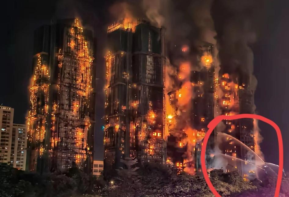 香港这场大火里，最让人泪目的从来不是灾情，而是那些往火海里冲的消防战士！

他们